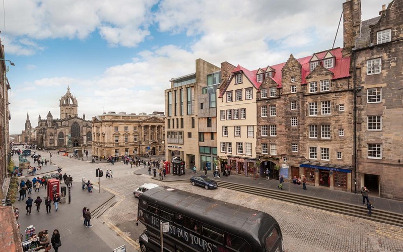 Đường phố cổ ở Edinburgh đang thu hút nhiều du khách khi đi du lịch Anh Quốc